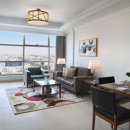 Marriott Executive Apartments アル・コバール エクステリア 写真 A living room at the hotel