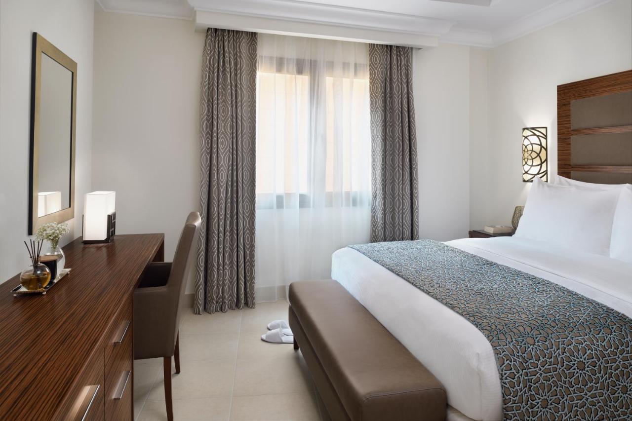 Marriott Executive Apartments アル・コバール エクステリア 写真 A bedroom at the hotel