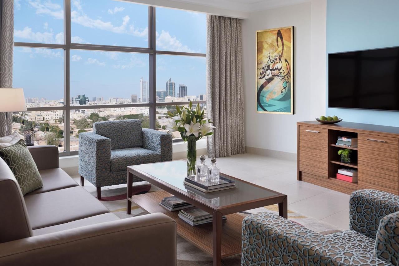 Marriott Executive Apartments アル・コバール エクステリア 写真 A living room in a typical apartment
