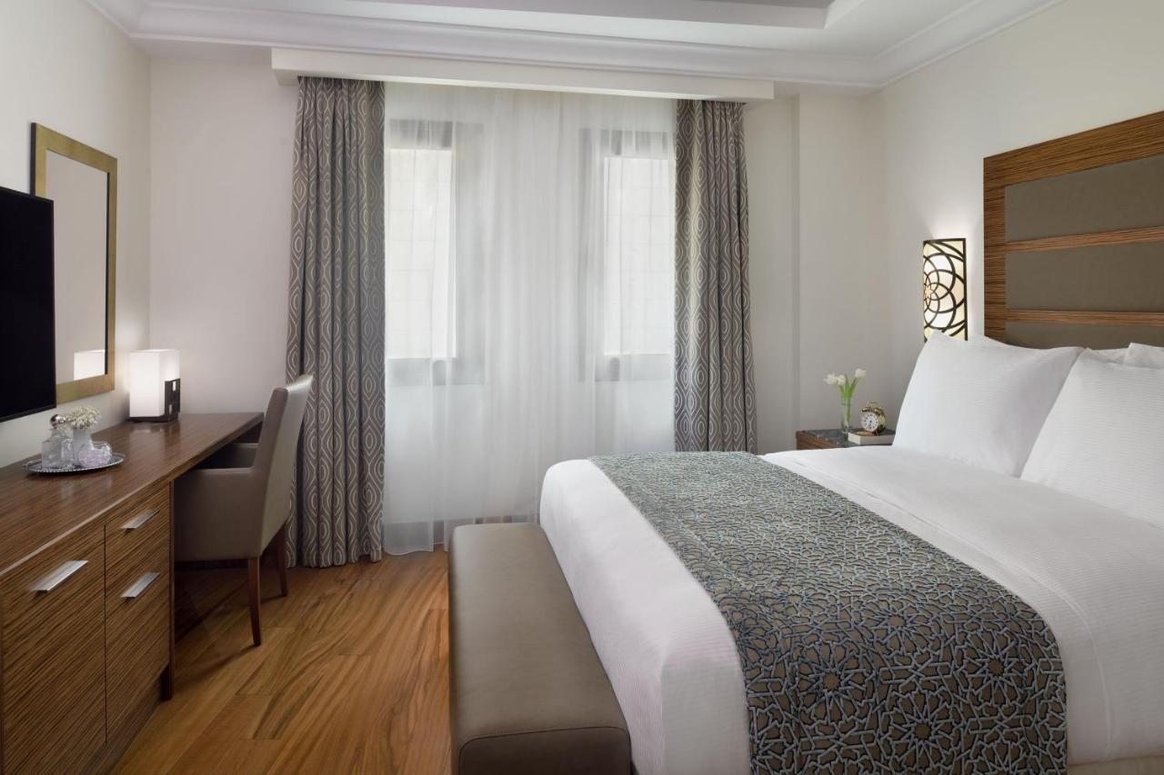 Marriott Executive Apartments アル・コバール エクステリア 写真 A bedroom at the hotel