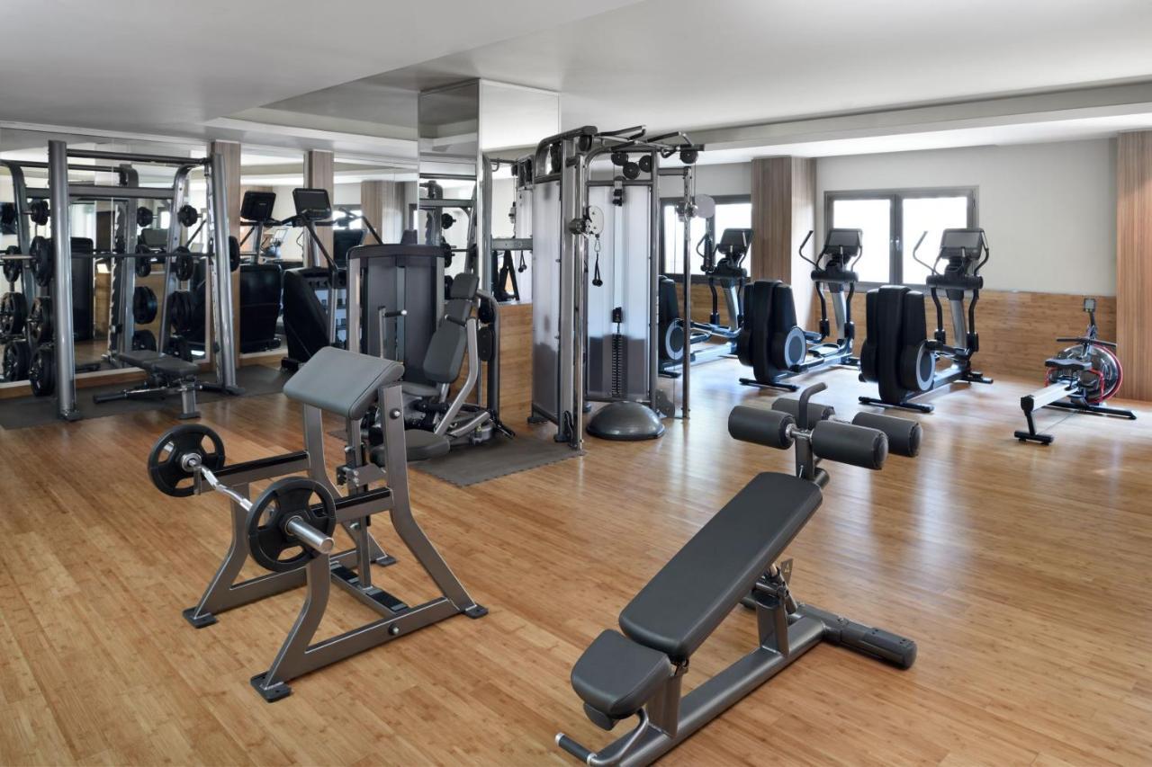 Marriott Executive Apartments アル・コバール エクステリア 写真 A gym