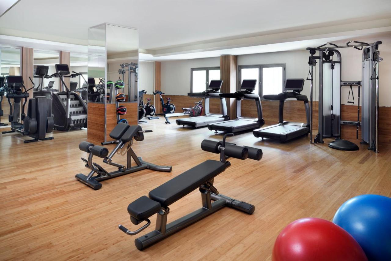 Marriott Executive Apartments アル・コバール エクステリア 写真 A gym at a hotel