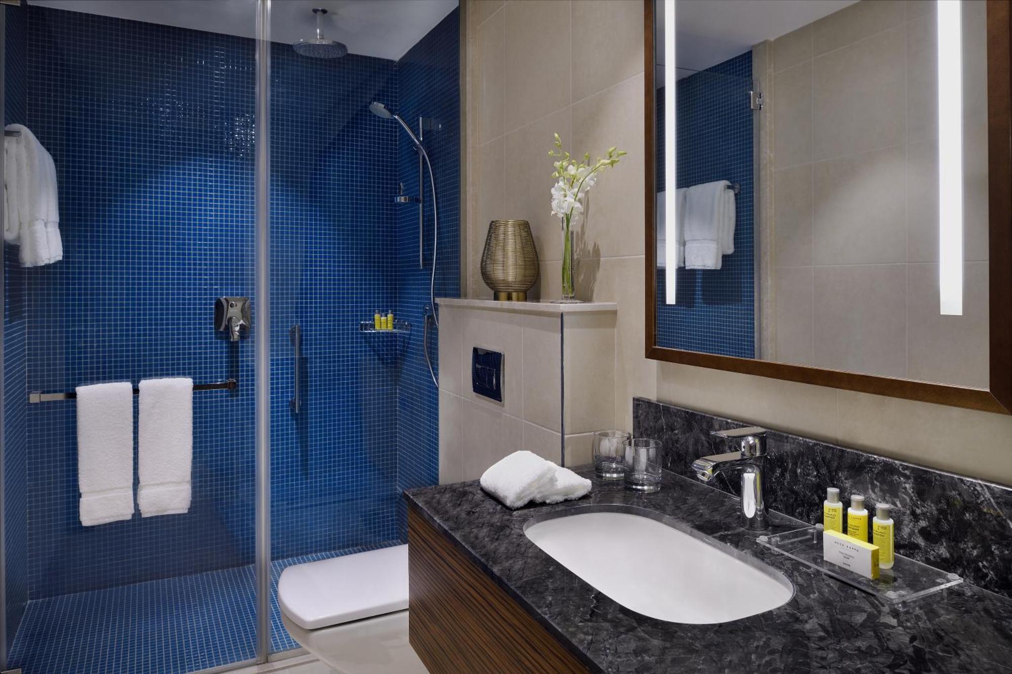 Marriott Executive Apartments アル・コバール エクステリア 写真 A bathroom in a hotel