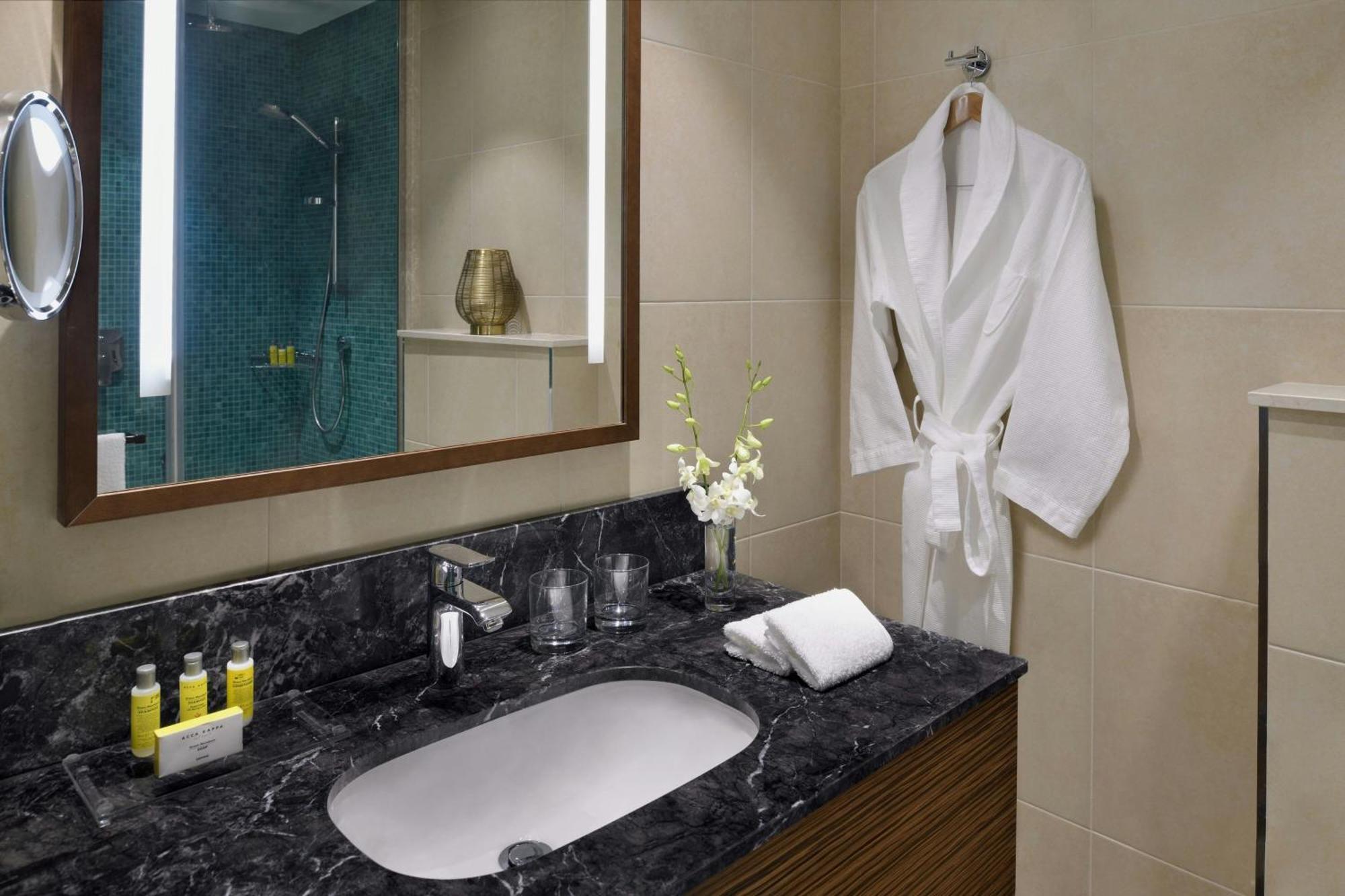Marriott Executive Apartments アル・コバール エクステリア 写真 A bathroom in a hotel