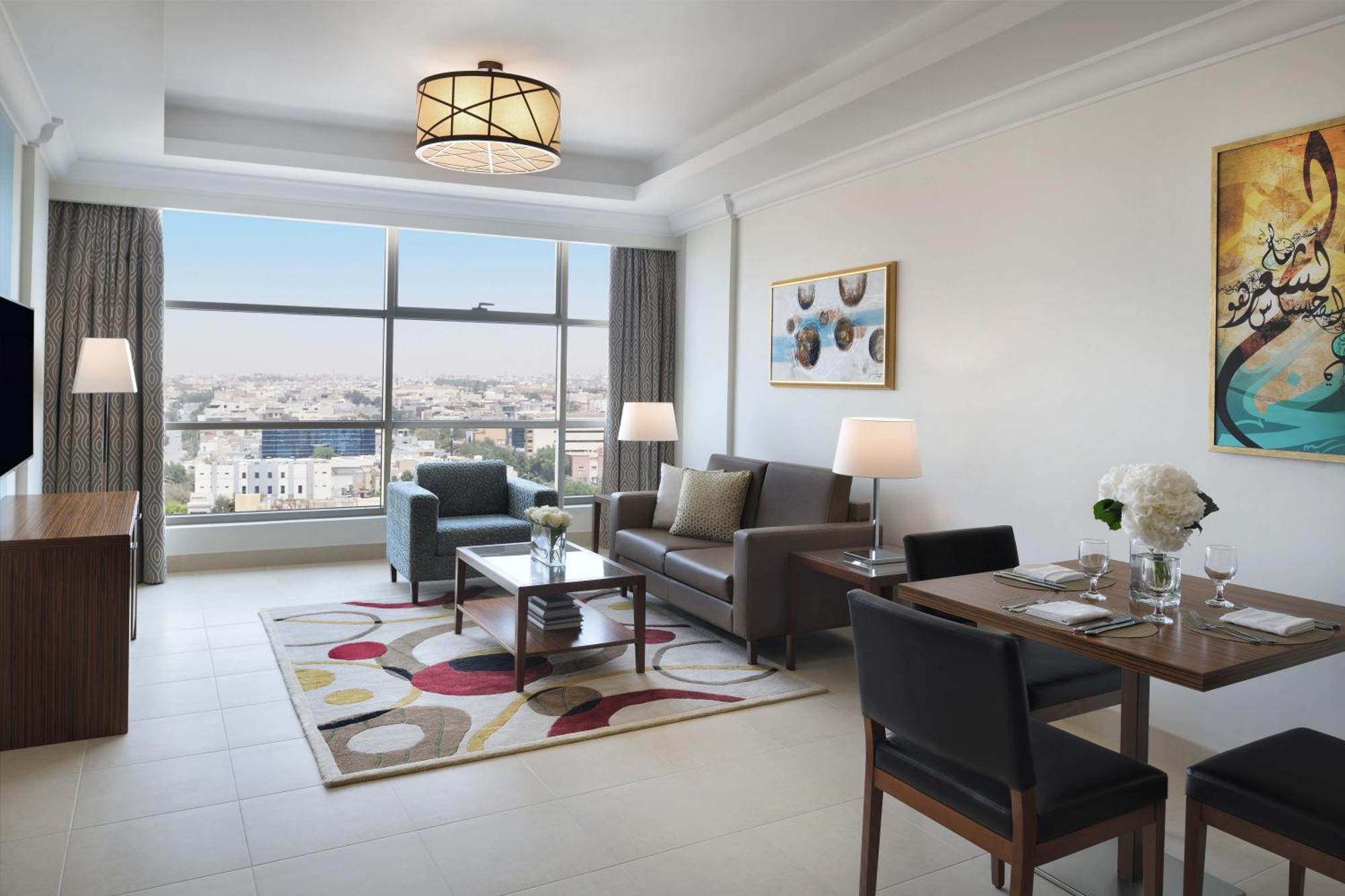 Marriott Executive Apartments アル・コバール エクステリア 写真 A living room at the hotel
