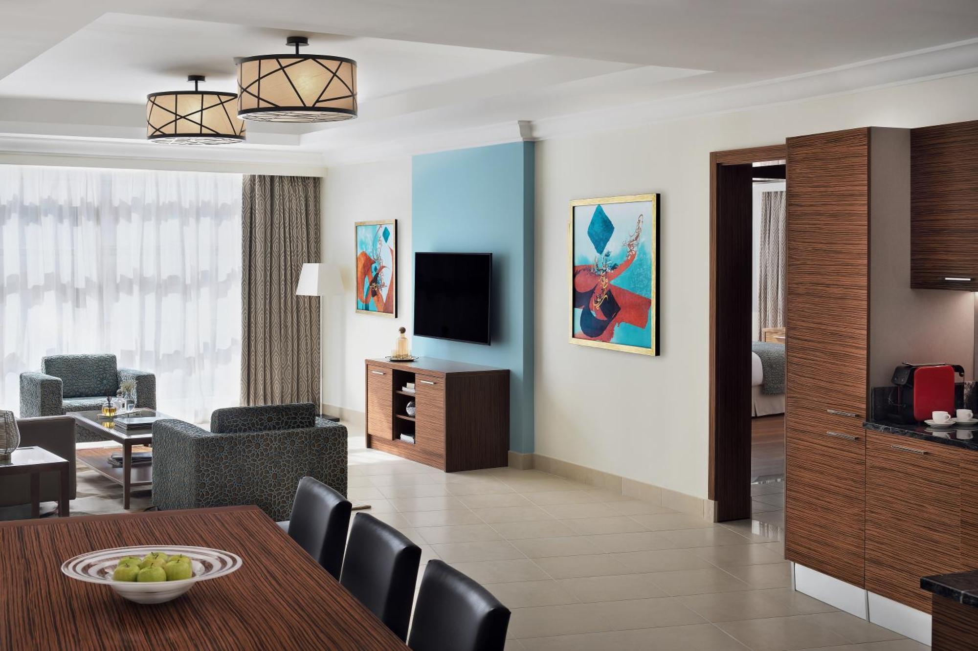 Marriott Executive Apartments アル・コバール エクステリア 写真 A typical suite at the Hilton London Heathrow
